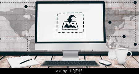 Immagine composita di un computer su una scrivania Foto Stock