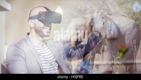 Immagine composita della vista laterale di un elefante nella savana Foto Stock