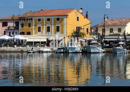 Il porto di Cittanova, una città nella penisola istriana in Croazia occidentale. Foto Stock