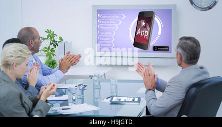 Immagine composita del team aziendale applaudendo e guardando lo schermo bianco Foto Stock