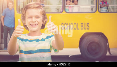 Immagine composita del ragazzo che mostra Thumbs up mentre sorridente Foto Stock