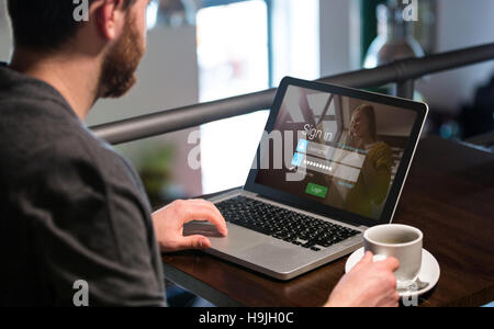 Immagine composita della schermata di login con donna bionda Foto Stock