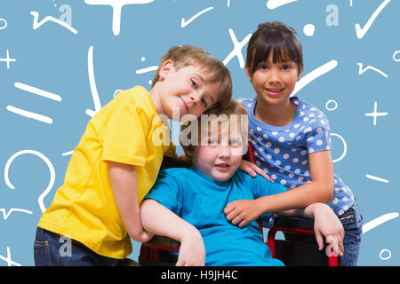 Immagine composita della cute abbracciando gli allievi presso la biblioteca Foto Stock