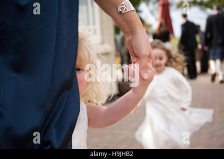 Giovane timido bridesmaid fotografia riluttante, Bruntingthorpe, Leicestershire, Inghilterra, Regno Unito. Foto Stock