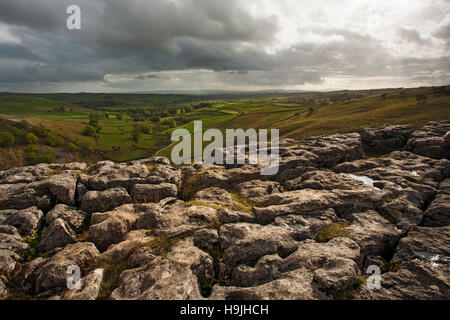 Vista dal marciapiede di Malham Cove, Malham, Yorkshire Dales, Inghilterra, Regno Unito. Foto Stock