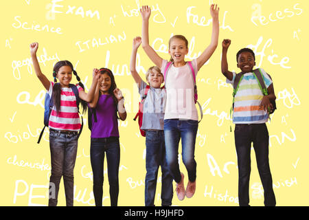 Immagine composita della scuola i bambini in esecuzione nel corridoio della scuola Foto Stock