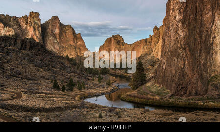 Il tortuoso fiume scorre sotto le rocce a strapiombo di Smith Rock State Park, Oregon, STATI UNITI D'AMERICA, Foto Stock