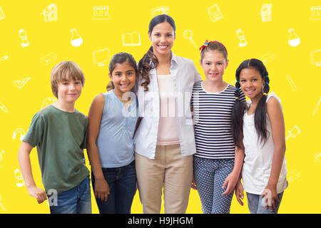 Immagine composita di graziosi gli alunni e gli insegnanti di sorridere alla telecamera in classe computer Foto Stock