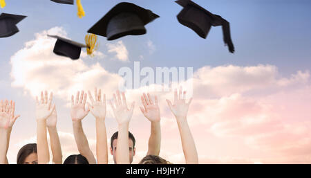 Immagine composita del gruppo di persone dei bracci di sollevamento Foto Stock