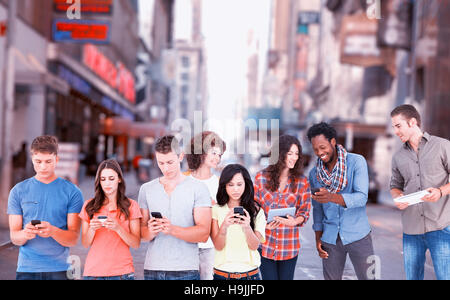 Immagine composita di quattro persone in piedi accanto a ogni altro e scrivere messaggi sui loro telefoni Foto Stock