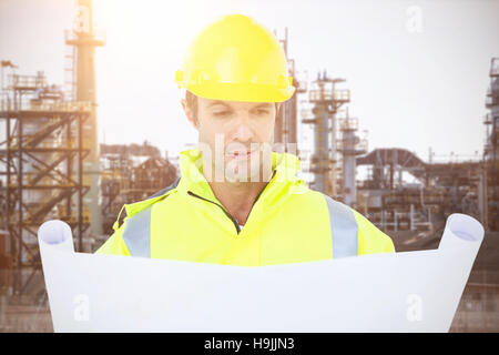 Immagine composita di architetto analizzando cianografia Foto Stock