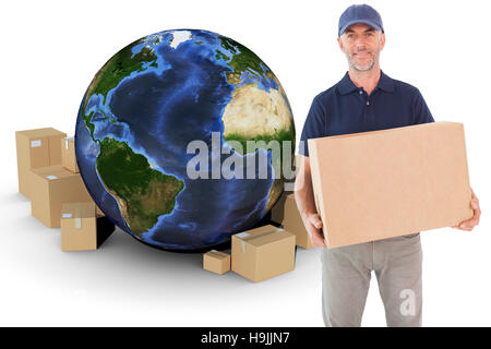 Immagine composita di felice consegna uomo con scatola di cartone Foto Stock