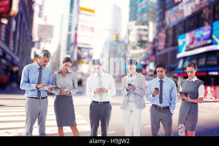 Immagine composita della gente di affari utilizzando il proprio telefono Foto Stock