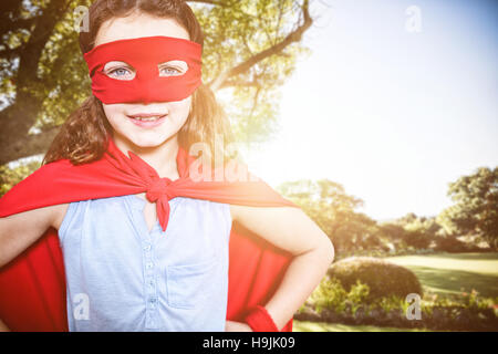 Immagine composita della bambina fingendo di essere un supereroe Foto Stock