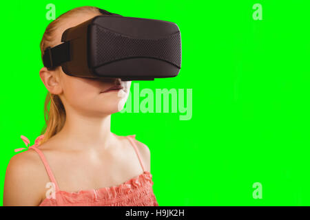 Immagine composita della ragazza che indossa la realtà virtuale auricolare Foto Stock