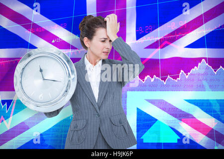 Immagine composita di sconvolgere imprenditrice azienda orologio da parete Foto Stock