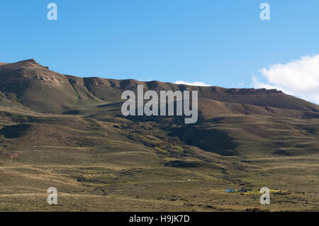 Argentina, Sud America: una casa ai piedi di una montagna nel paesaggio della Patagonia nei pressi di El Calafate Foto Stock