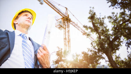 Immagine composita di basso angolo di visione dell'architetto azienda cianografia Foto Stock