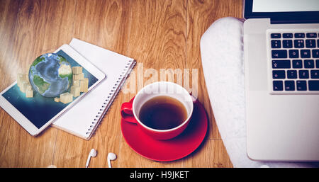 Immagine composita di overhead shot di laptop, tablet, il caffè e le cuffie Foto Stock