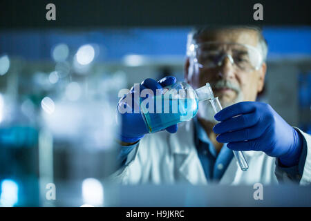 Maschio senior researcher di effettuare attività di ricerca scientifica in un laboratorio (SHALLOW DOF; dai toni di colore immagine) Foto Stock