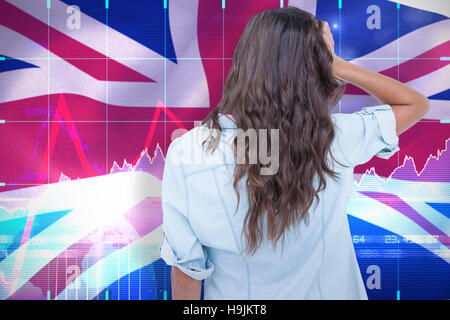 Immagine composita della vista posteriore della donna con le mani nei capelli Foto Stock