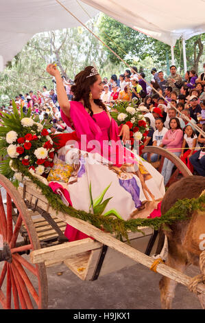 La regina della fiera di asino in Otumba, Messico, gettando caramelle al pubblico Foto Stock