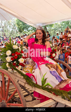 La regina della fiera di asino in Otumba, Messico, gettando caramelle al pubblico Foto Stock