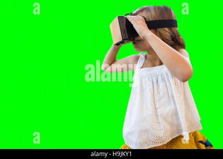 Immagine composita della ragazza che indossa la realtà virtuale simulator Foto Stock