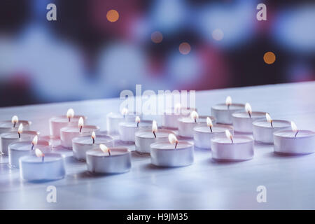 Candele accese durante il periodo di Natale Foto Stock