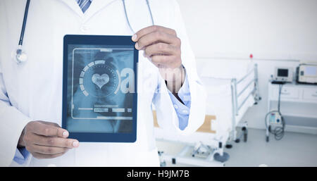 Immagine composita di un medico che mostra digitale compressa Foto Stock