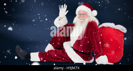 Immagine composita della santa siede appoggiò sulla sua borsa e onde Foto Stock