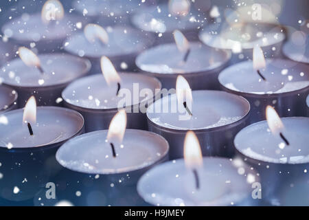 Le candele accese durante il periodo di Natale Foto Stock