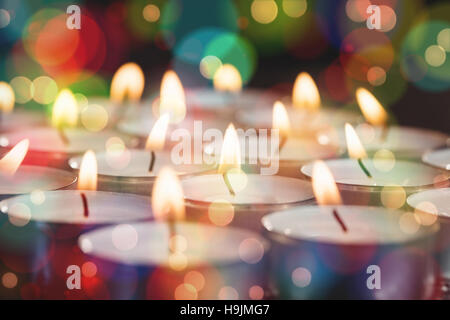 Candele accese durante il periodo di Natale Foto Stock