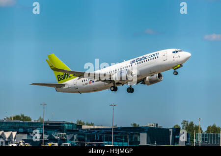 Air Baltic Airlines Boeing-747 lasciando Riga Aeroporto Internazionale della Lettonia Foto Stock