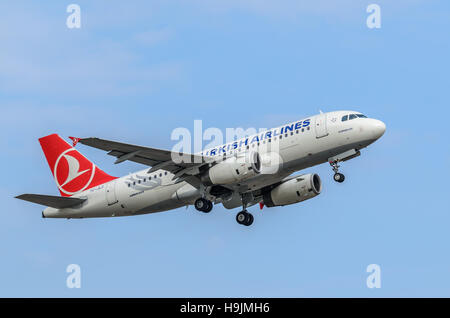 La Turkish Airlines Airbus A319 di decollare, Riga International Airport. La Turkish Airlines è impostato per avviare un percorso a Istanbul. Foto Stock