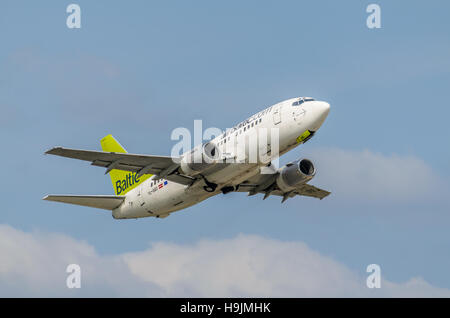 Air Baltic Airlines Boeing-747 lasciando Riga Aeroporto Internazionale della Lettonia Foto Stock