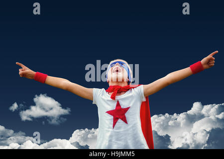 Immagine composita del ragazzino vestito come superman Foto Stock