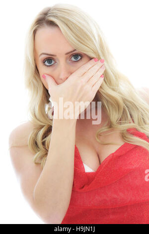 Spaventato e scioccato la donna che copre la bocca con una mano isolata contro uno sfondo bianco con un tracciato di ritaglio Foto Stock