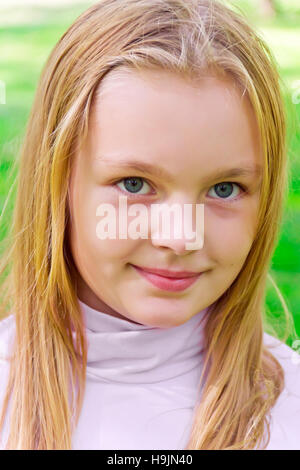 Foto della ragazza carina con grandi occhi blu Foto Stock