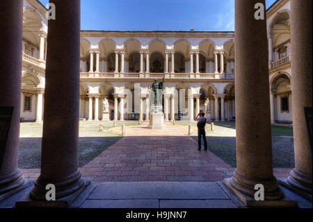 L'Italia, Lombardia, Milano, Brera Accademia d'Arte, il cortile con la statua di Napoleone di Antonio Canova Foto Stock