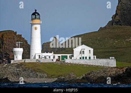 Sud faro sulla costa di Fair Isle, Shetland, ultimo faro in Scozia per essere automatizzato in 1998 Foto Stock