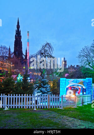 Regno Unito, Scozia, Lothian, Edimburgo, vista del Mercatino di Natale su Princes Street. Foto Stock