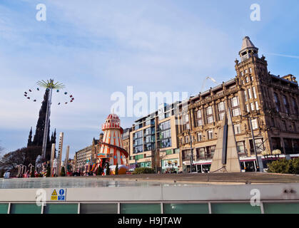 Regno Unito, Scozia, Lothian, Edimburgo, vista del Mercatino di Natale su Princes Street. Foto Stock