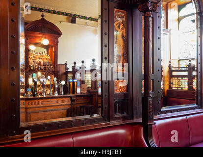 Regno Unito, Scozia, Lothian, Edimburgo, vista interna del Bennets Bar. Foto Stock