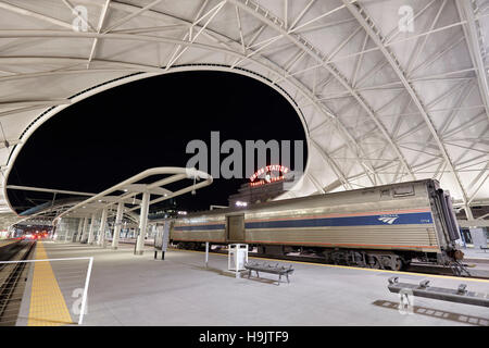 Denver, Stati Uniti d'America - 3 Novembre 2016: immagine notturna di rinnovata unione di Denver, stazione ferroviaria principale hub di trasporto a Denver in Colorado. Foto Stock