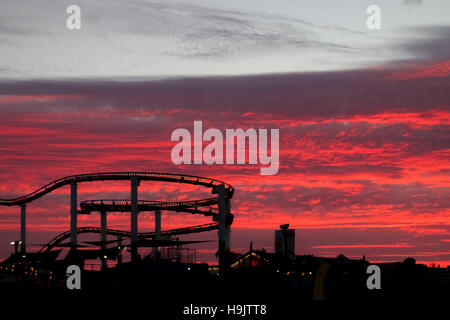 Tramonto al Snata Monica Pier in agosto Foto Stock