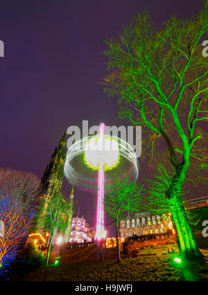 Regno Unito, Scozia, Lothian, Edimburgo, vista del Mercatino di Natale su Princes Street. Foto Stock