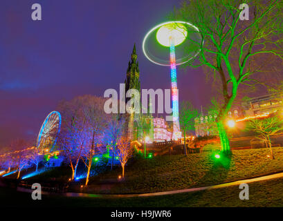 Regno Unito, Scozia, Lothian, Edimburgo, vista del Mercatino di Natale su Princes Street. Foto Stock