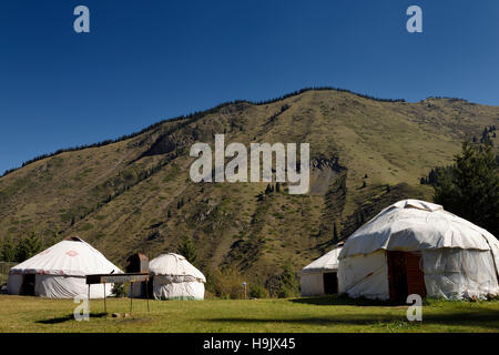 Yurta in campeggio Al Lago Kaindy con frana incline Kungey Alatau montagne Kazakistan Foto Stock