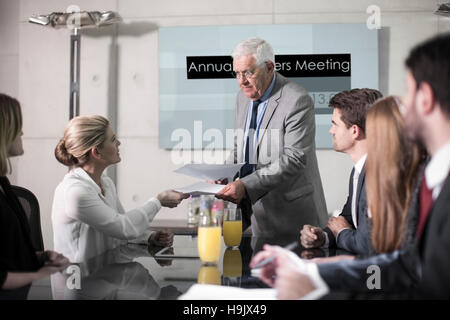 Business Partner per discutere di affari della transazione in riunione Foto Stock